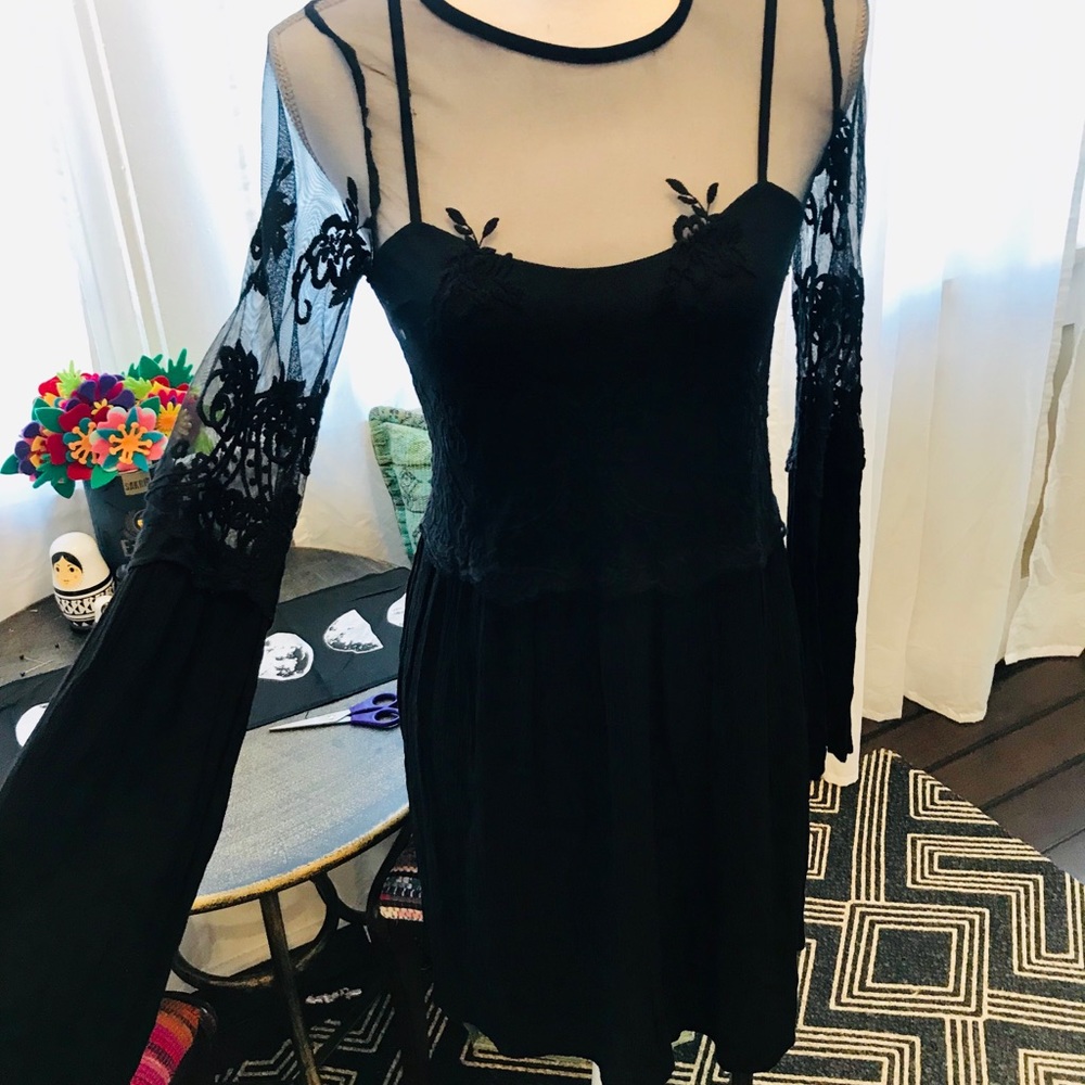 Black lace dress with embroidered top.size S